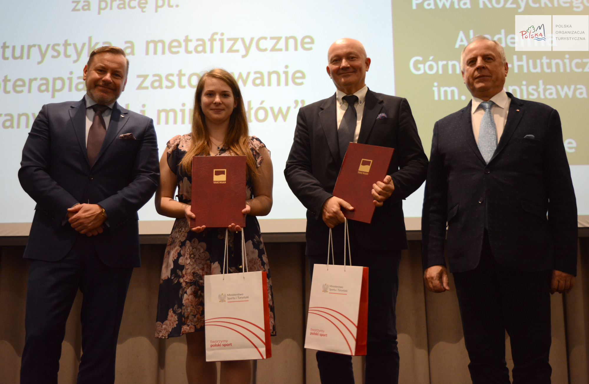 Absolwentka kierunku Geoturystyka z wyróżnieniem w ogólnopolskim konkursie na najlepszą pracę magisterską